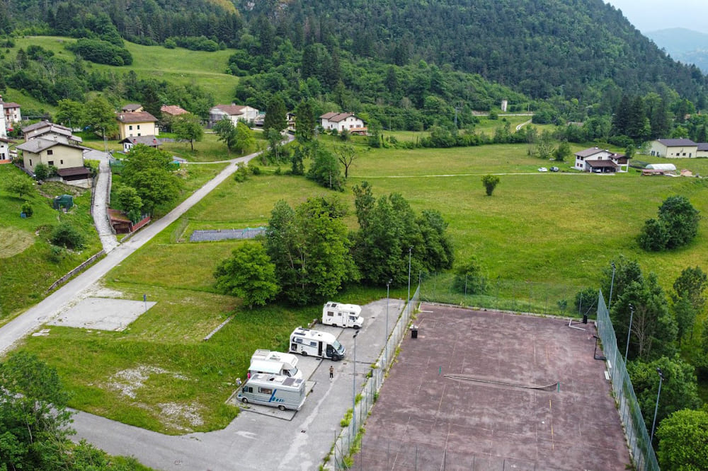 Panoramica dell'Area di Sosta per Camper in Val d'Arzino, immersa nel verde lussureggiante del Friuli Venezia Giulia.