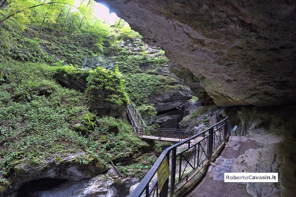 Una sezione del percorso all'interno delle Grotte di Pradis