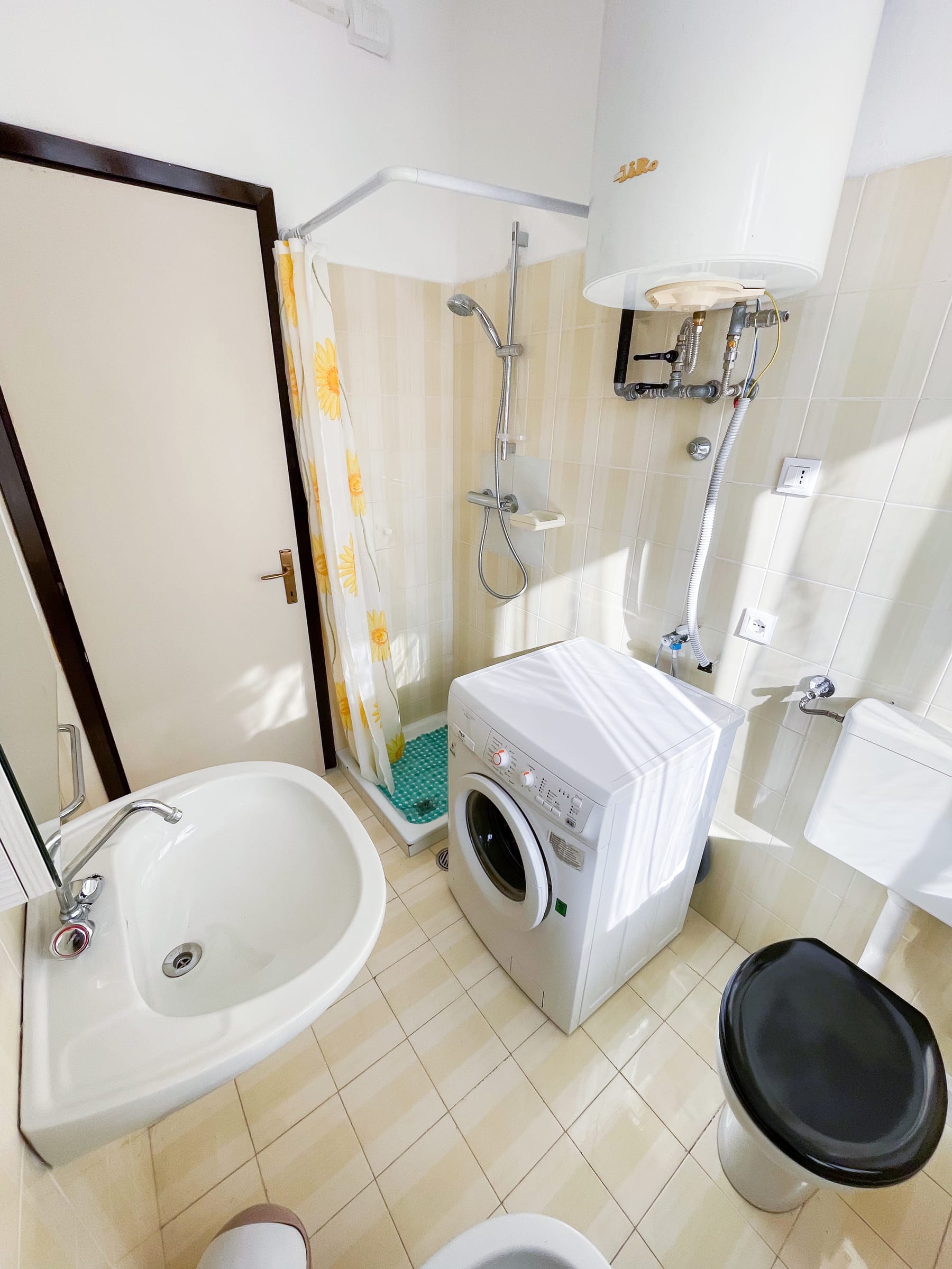 Bagno con doccia dell'appartamento 2 a Pielungo, Val d'Arzino