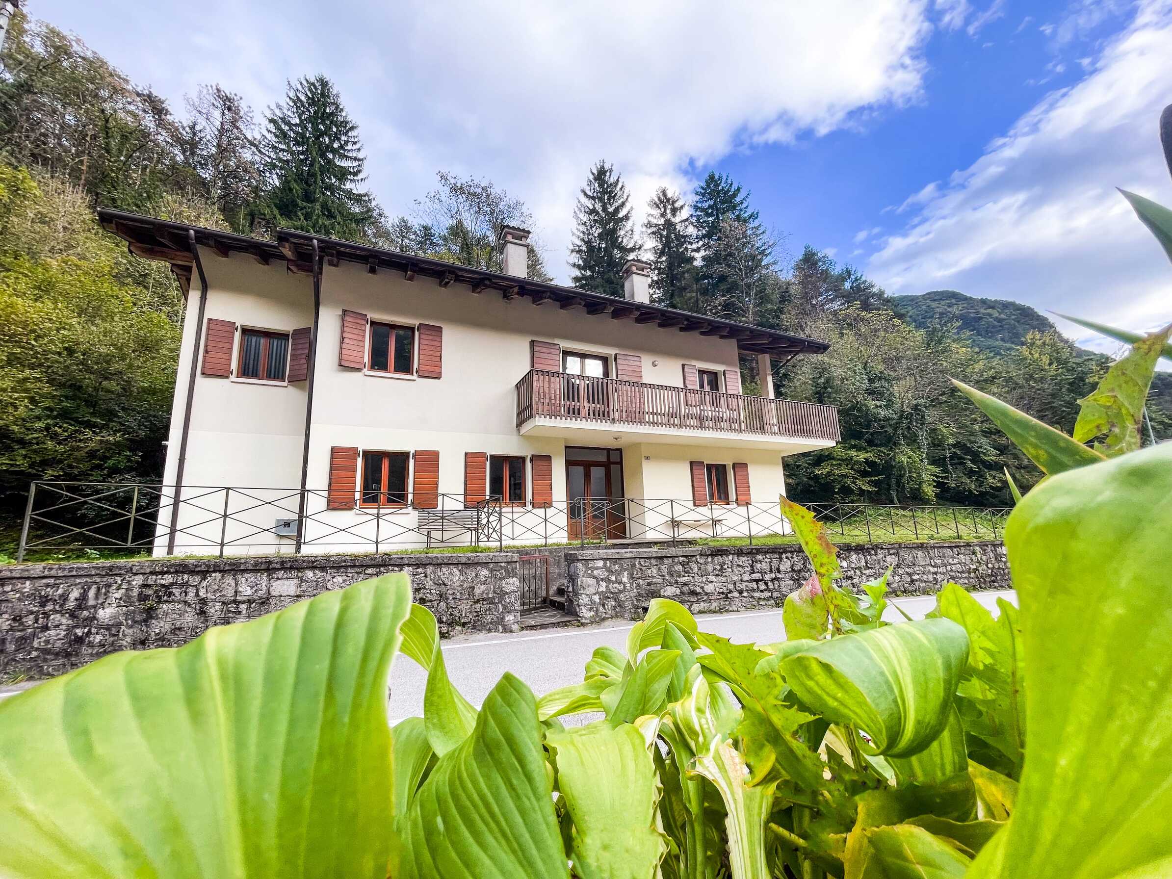 Esterno di Casa Alba, location immersa nella natura per ritiri yoga e di formazione in Val d'Arzino