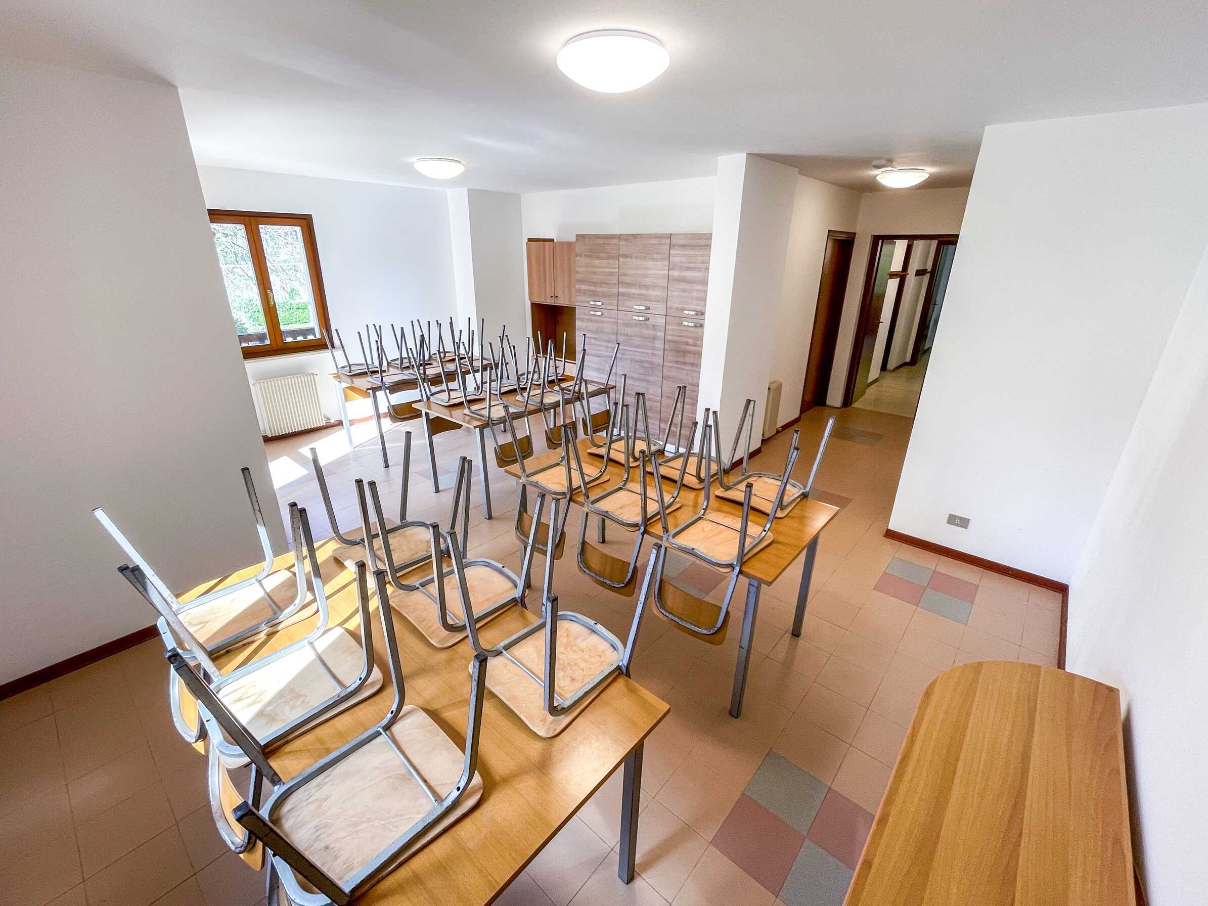 Luminosa sala polifunzionale di Casa Alba, lo spazio ideale per meditazione, yoga e attività di gruppo