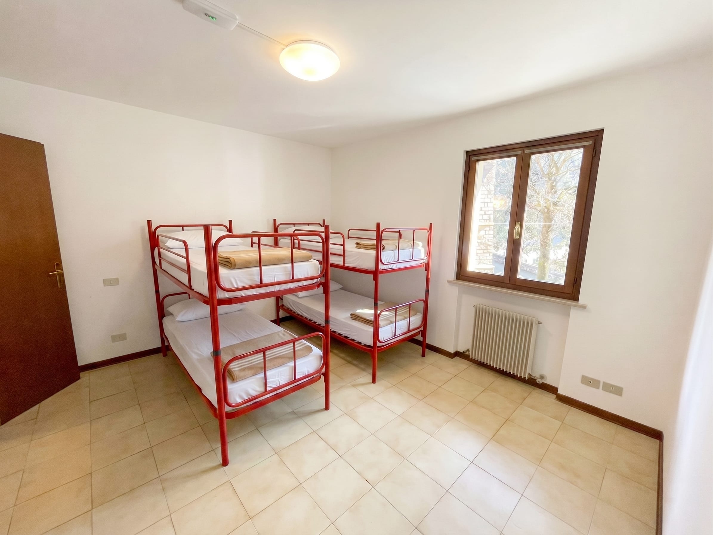 Camerate accoglienti con 30 posti letto per ospitare partecipanti a ritiri e corsi di formazione in Friuli