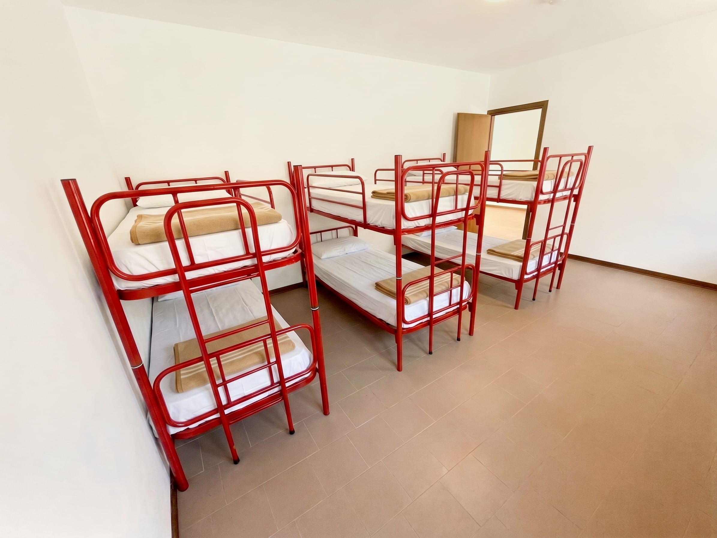 Dettaglio delle ampie camere di Casa Alba, progettate per garantire comfort e riposo nella natura