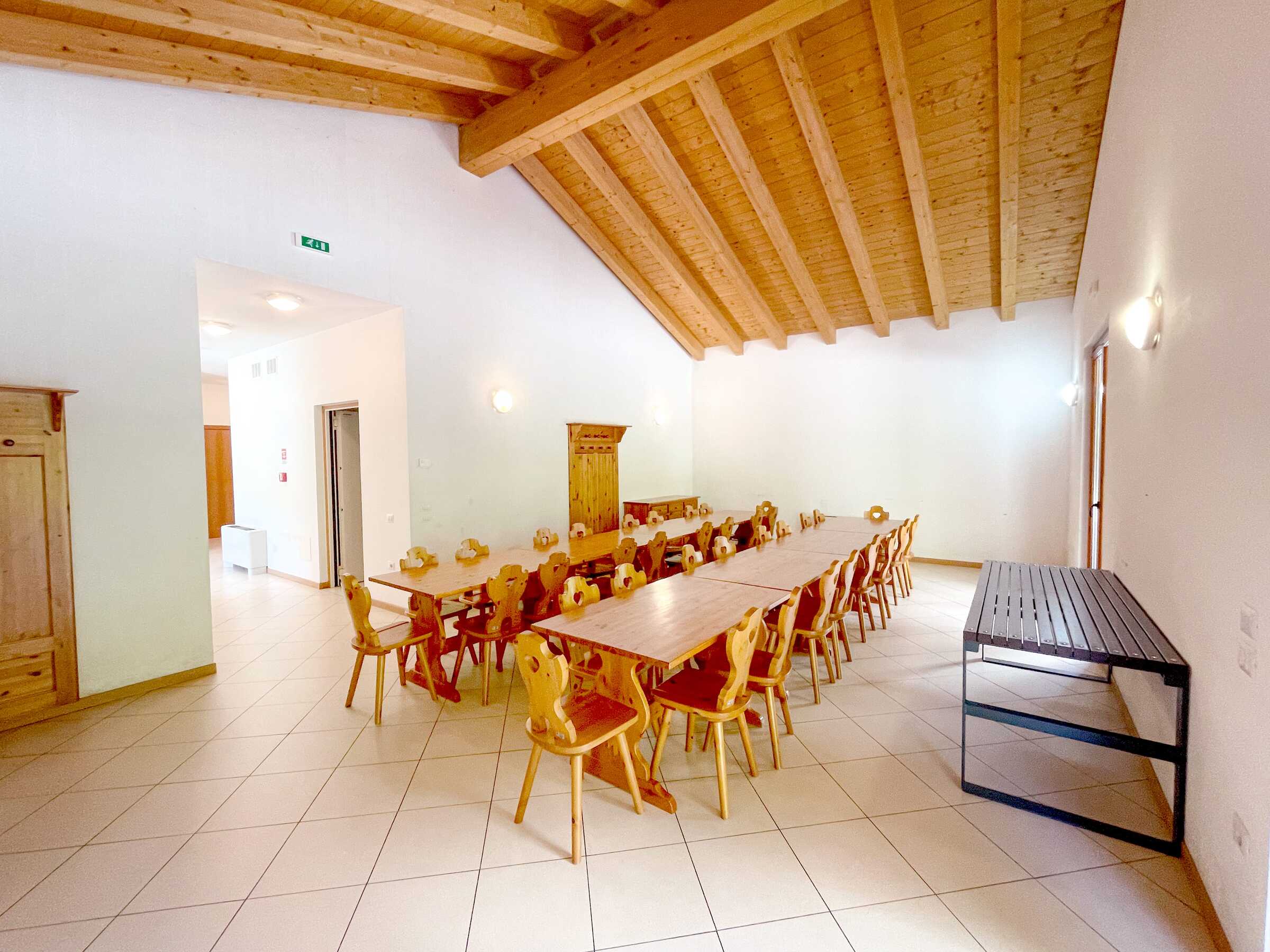 Ampia sala polifunzionale di Casa Linfa per attività di gruppo, pasti e ritiri in Friuli