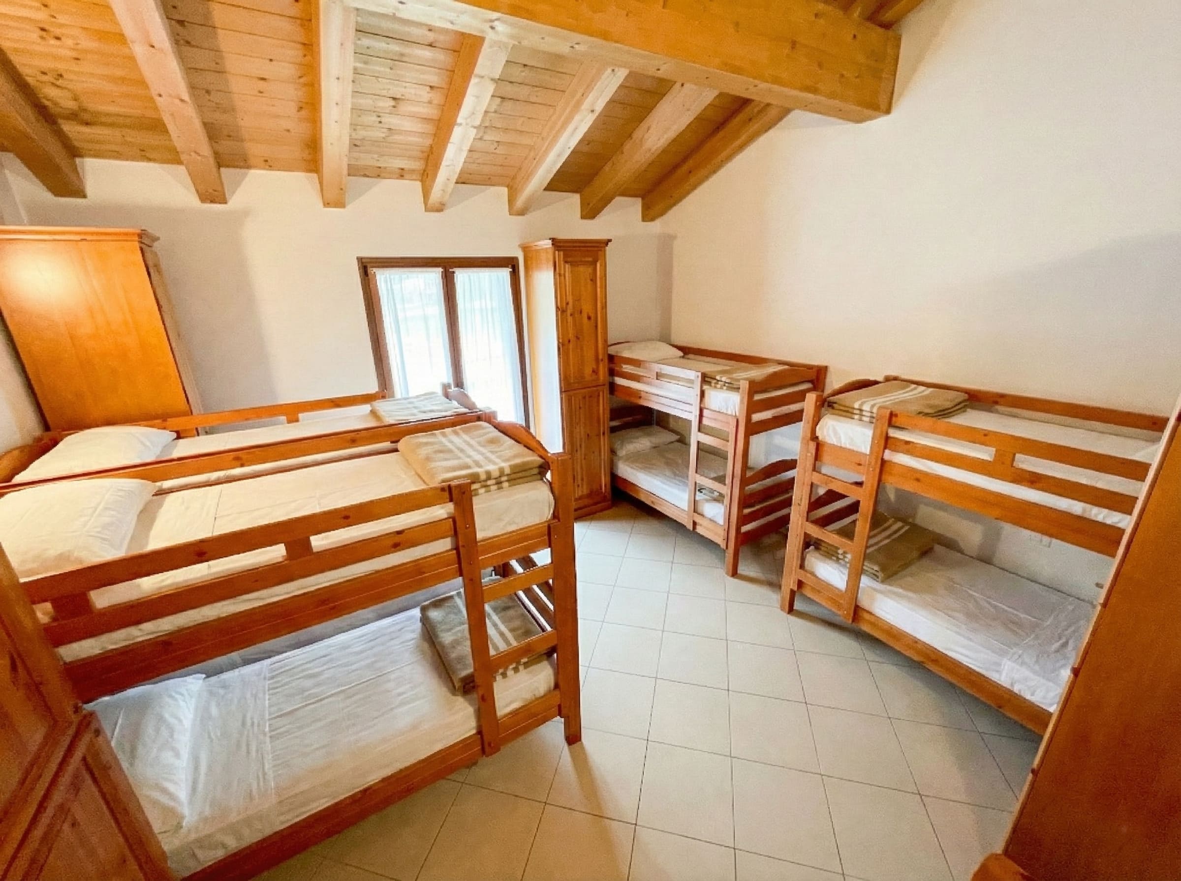 Camerate spaziose da 42 posti letto, ideali per parrocchie e campi scout a San Francesco