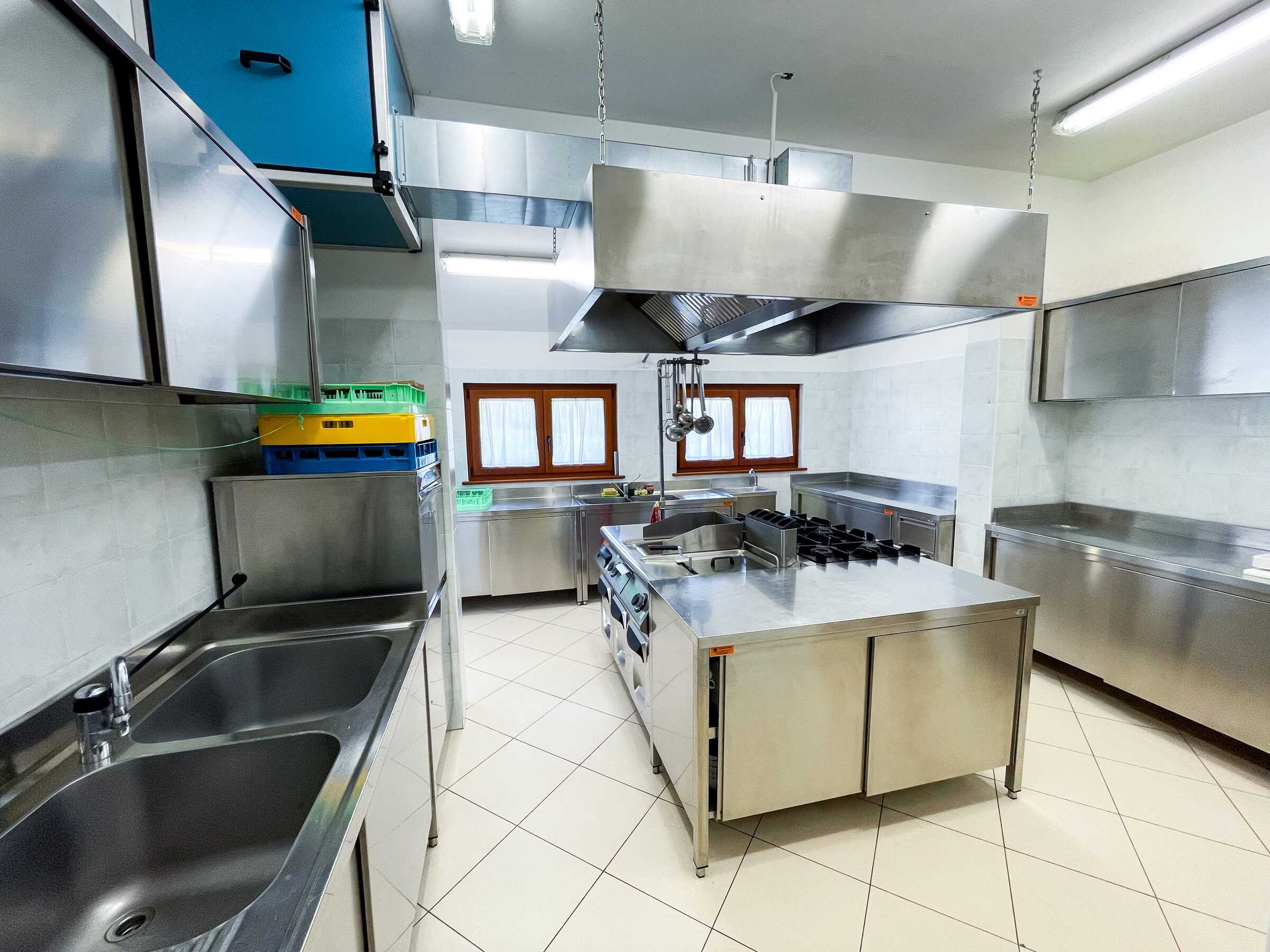 Cucina professionale attrezzata per la gestione di grandi gruppi nella casa vacanze Casa Linfa