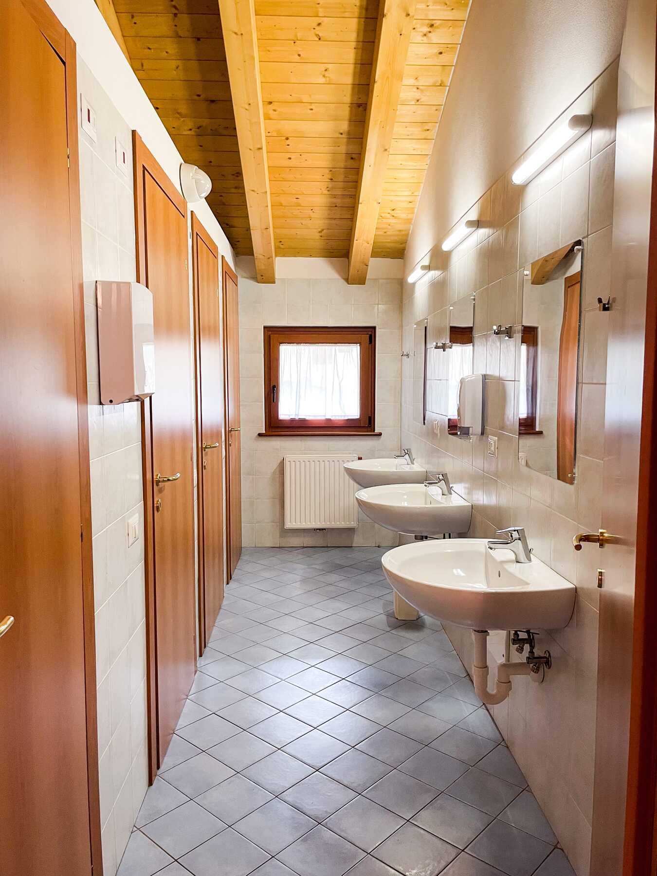 Servizi igienici e bagni multipli funzionali per gruppi numerosi in autogestione