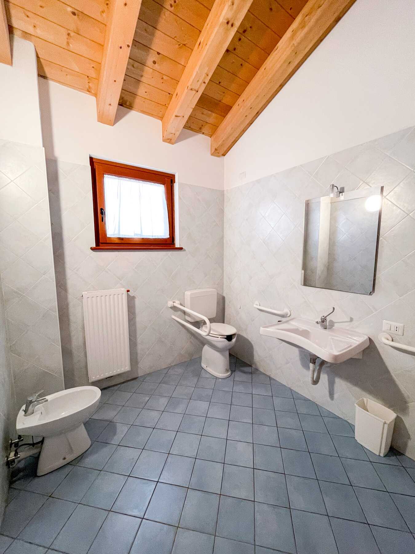 Area docce e servizi igienici aggiuntivi a disposizione dei gruppi ospitati a Casa Linfa