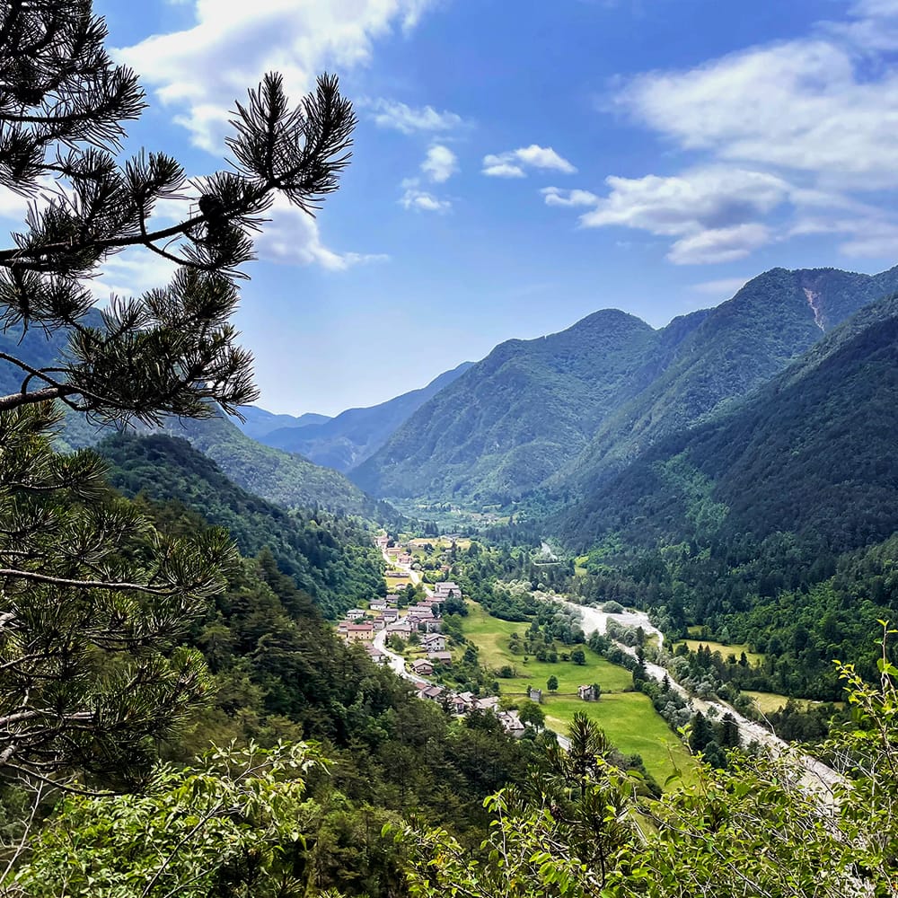 Panorama mozzafiato della Val d'Arzino con il paese di San Francesco