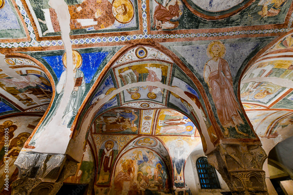 Esterno della Basilica di Santa Maria Assunta di Aquileia con campanile romanico