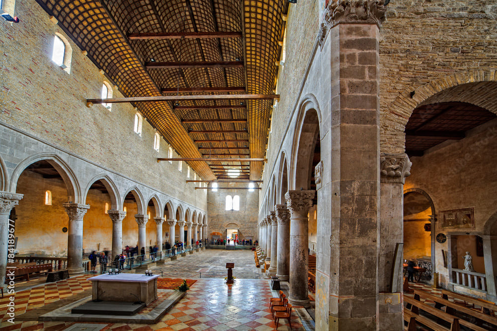 Navata centrale della Basilica di Aquileia con colonne romaniche