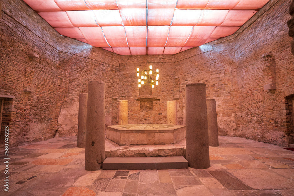 Battistero ottagonale della Basilica di Aquileia con colonne antiche