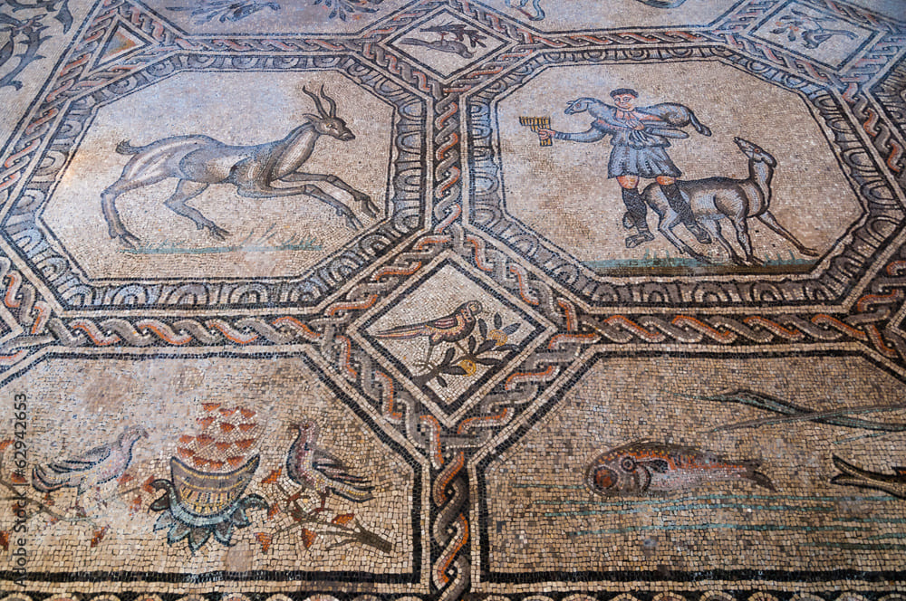 Dettaglio del mosaico paleocristiano con figure animali e simboli religiosi