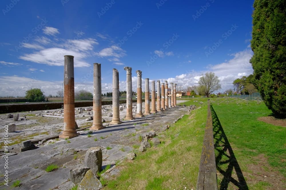 Colonne e rovine del Foro Romano di Aquileia, sito archeologico all'aperto