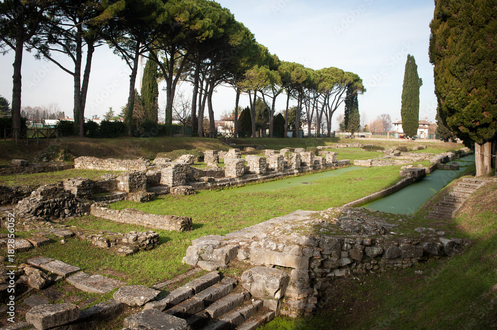 Antico Porto Fluviale di Aquileia con resti romani e canale verde