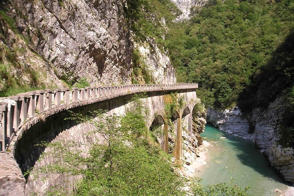 Percorso escursionistico lungo la Vecchia Strada della Valcellina al Lago di Barcis