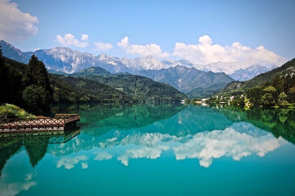 Paesaggio del Lago di Barcis con riflessi colorati sull'acqua