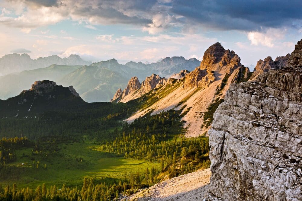 Vista panoramica delle montagne e valli della Carnia, Friuli Venezia Giulia, paesaggio alpino naturale