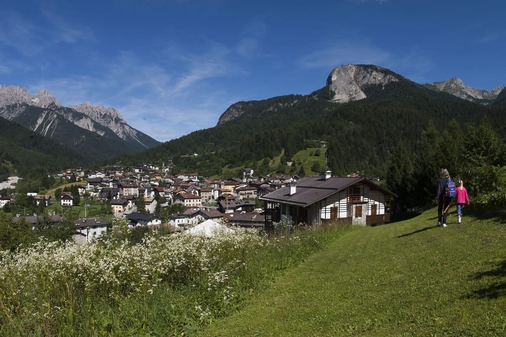 Antico borgo rurale in Carnia, architettura tradizionale in pietra e legno, Friuli Venezia Giulia