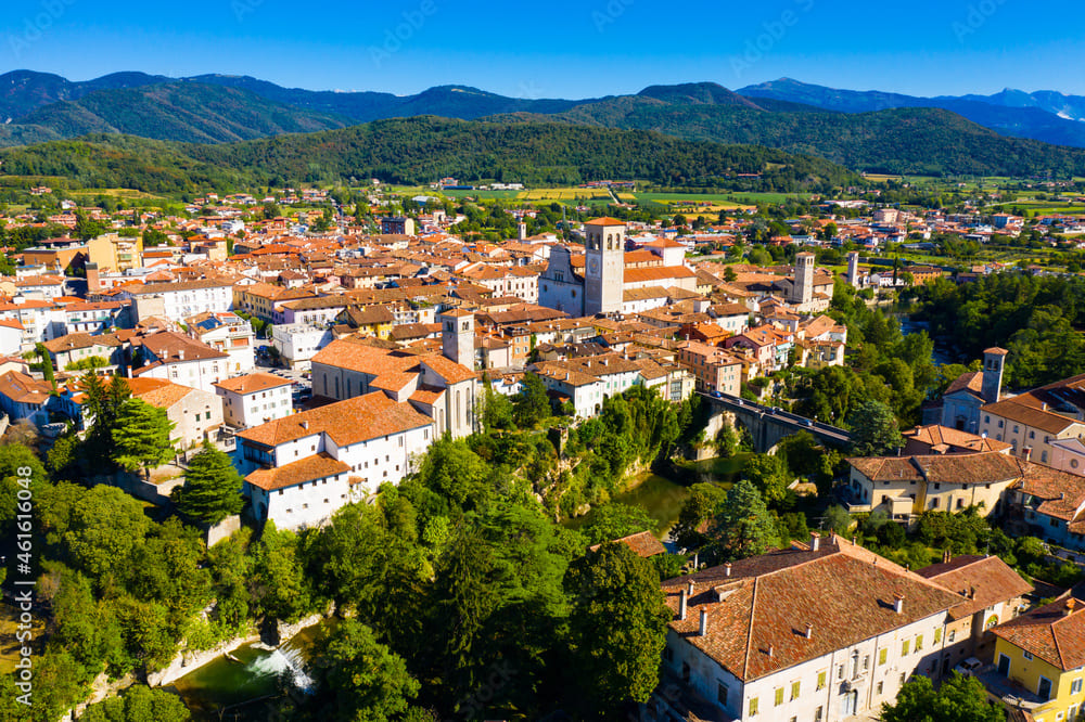 Veduta aerea di Cividale del Friuli: borgo storico sul fiume Natisone e colline circostanti