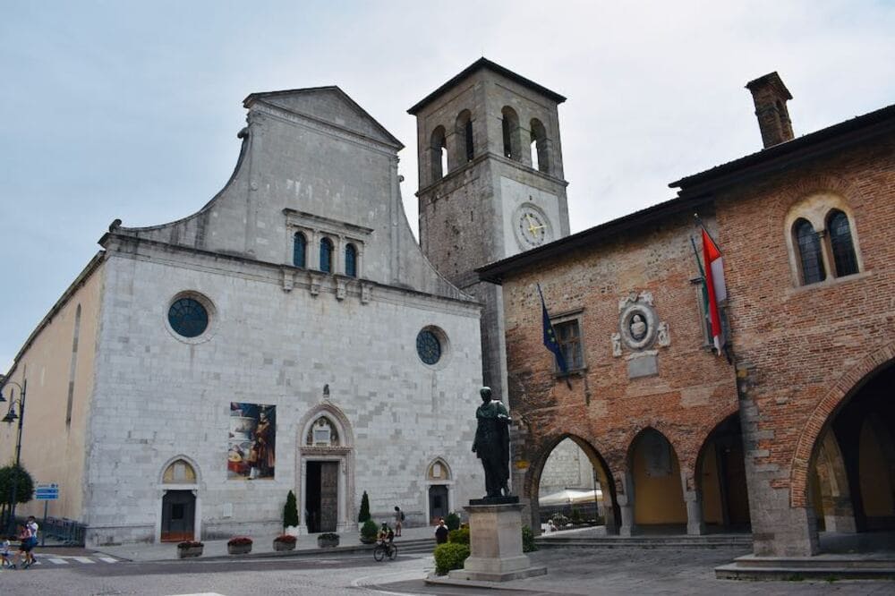 Facciata del Duomo di Santa Maria Assunta a Cividale del Friuli, statua e orologio in torre campanaria