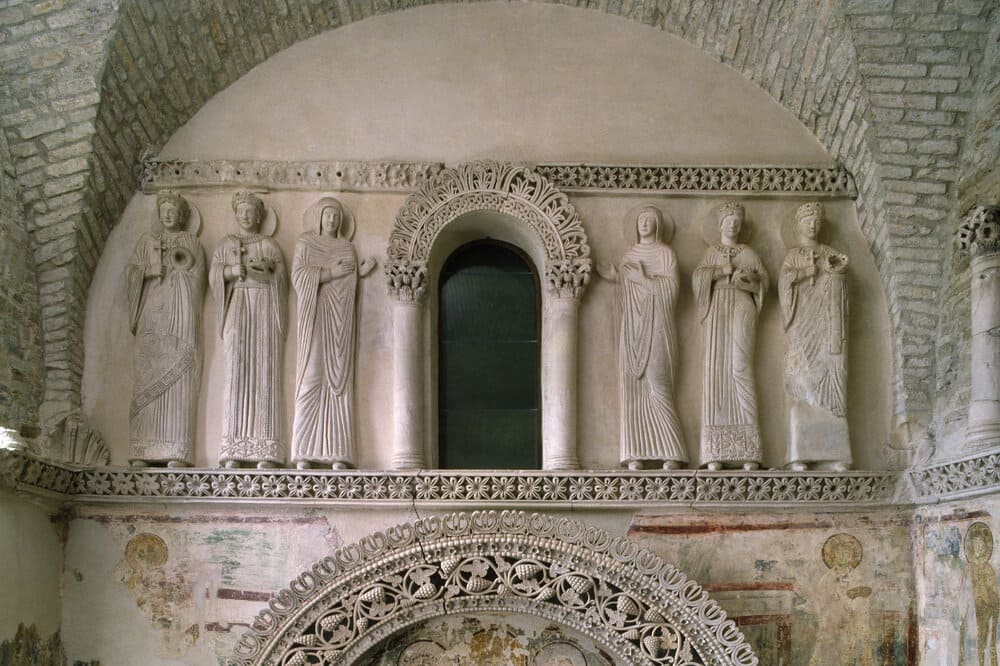 Dettaglio delle sei statue in stucco del Tempietto Longobardo a Cividale