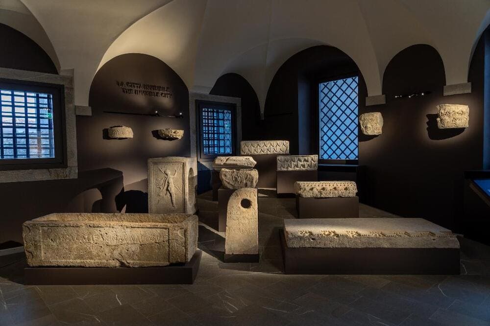 Sala espositiva del Museo Archeologico Nazionale di Cividale con reperti paleocristiani e altomedievali
