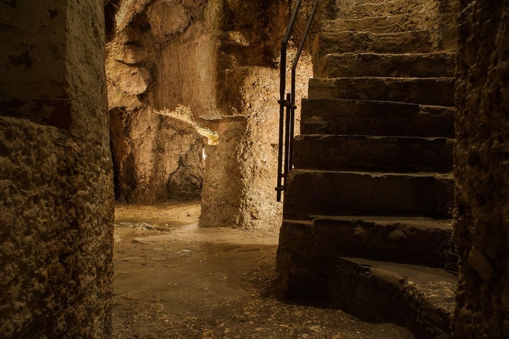 Interno dell’Ipogeo Celtico di Cividale del Friuli: grotte sotterranee e scale scavate nella roccia