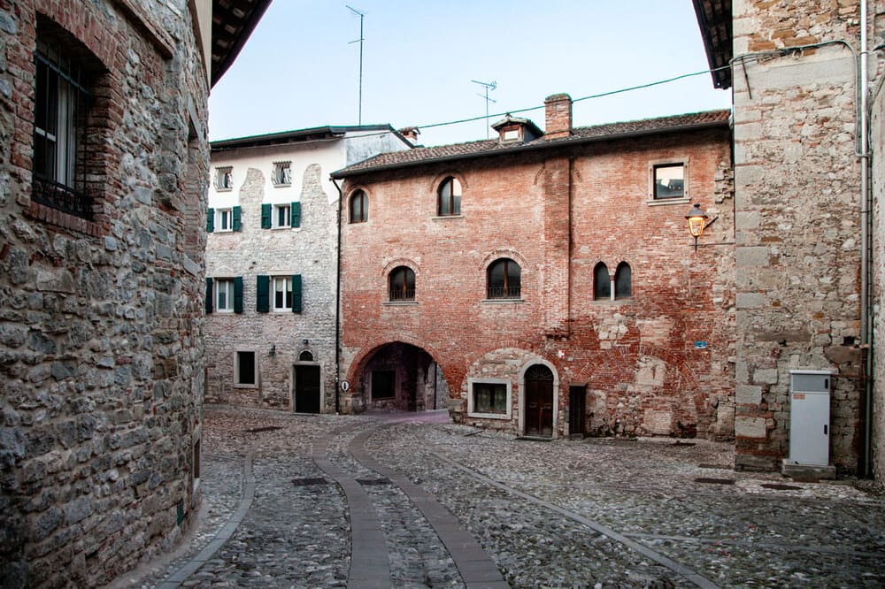 Centro storico medievale di Cividale del Friuli: vicolo in pietra tra edifici storici