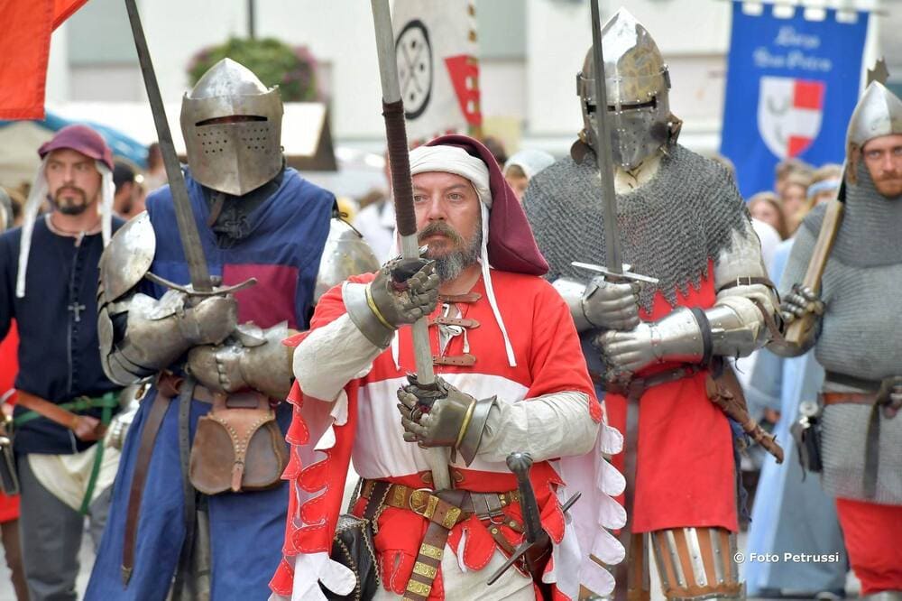 Rievocazione storica del Palio di San Donato a Cividale: figuranti medievali con armi e armature