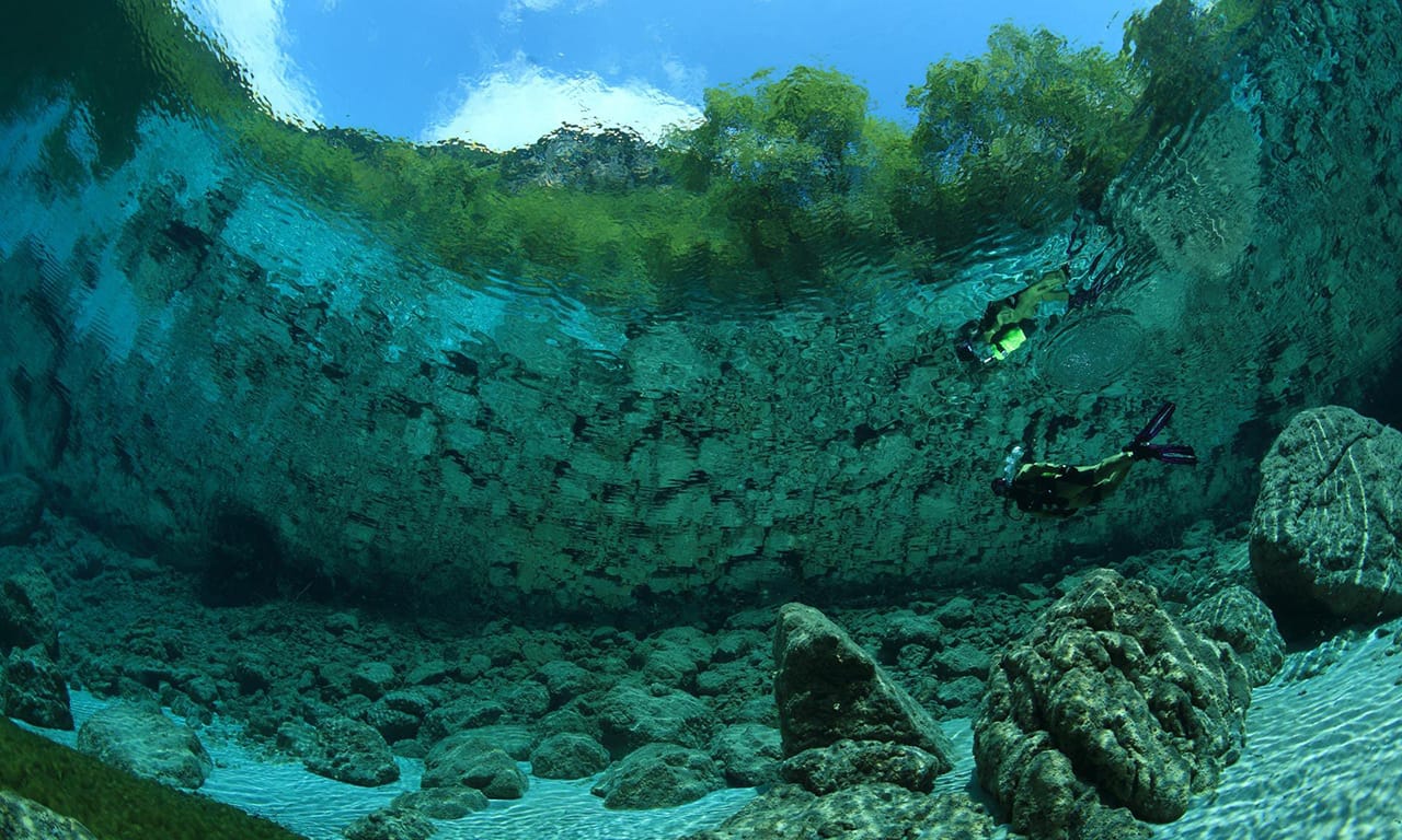 Le acque del Lago di Cornino all'interno della Riserva Naturale