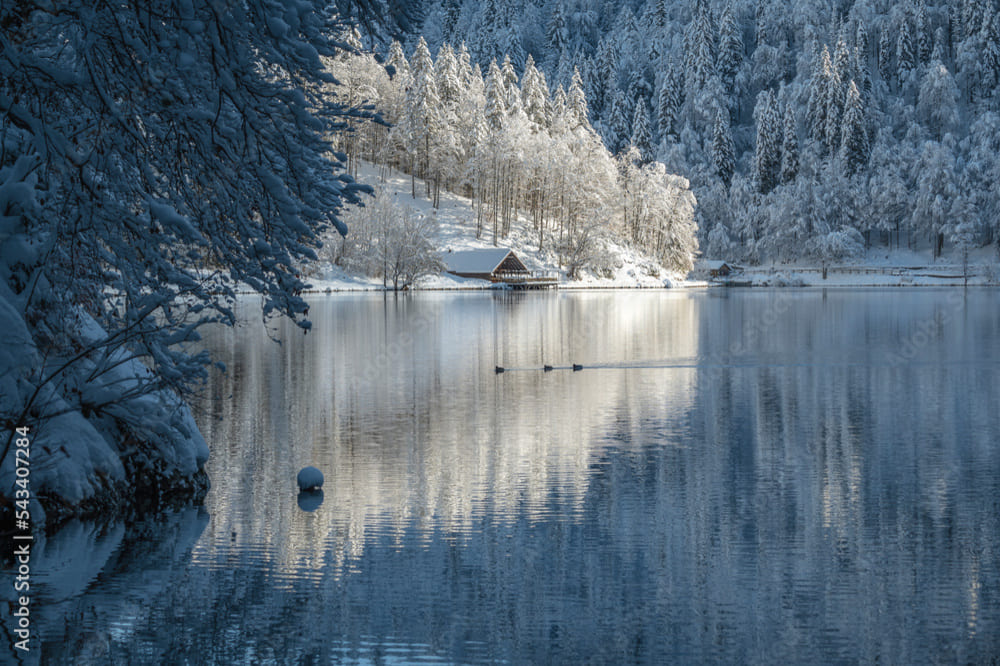 Baita sul Lago di Fusine Inferiore innevato