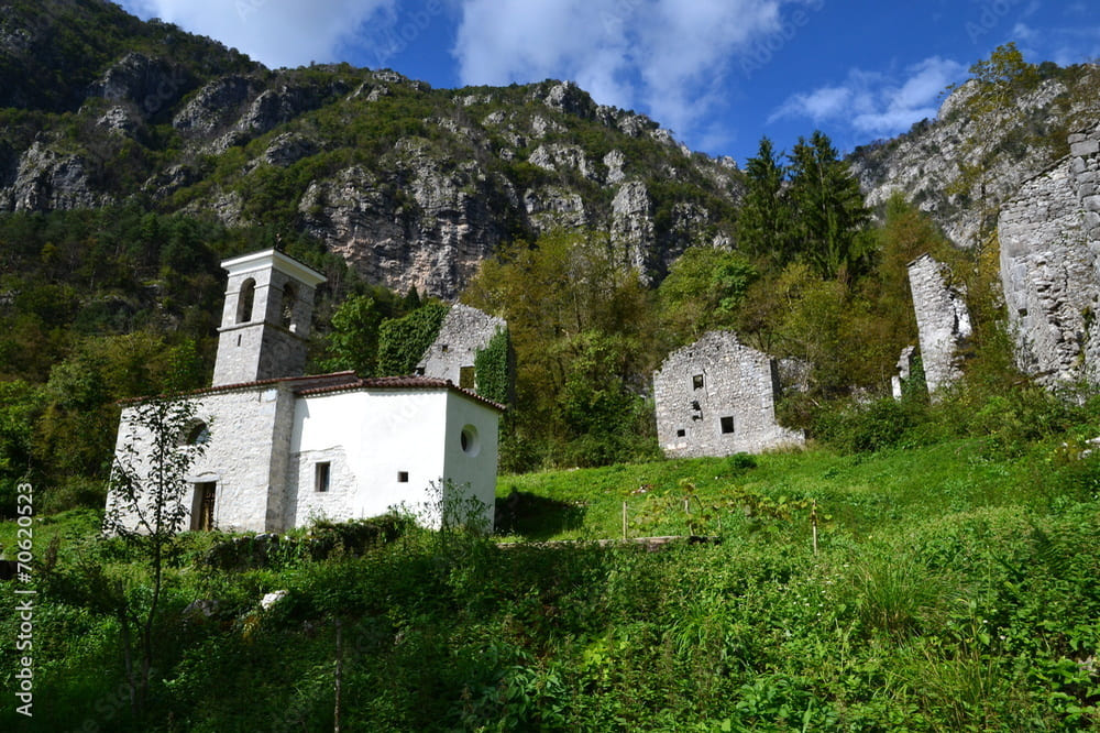 Chiesa storica Palcoda con ruderi antichi, borgo abbandonato Val Tramontina - turismo storico Italia.