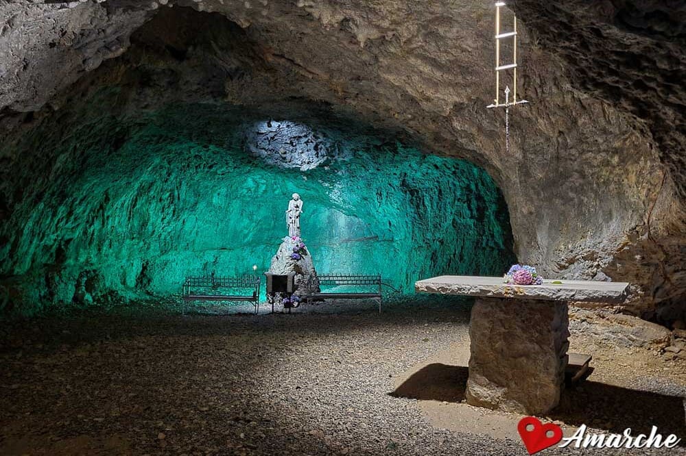 Statua della Madonna all'interno della Grotta di Pradis