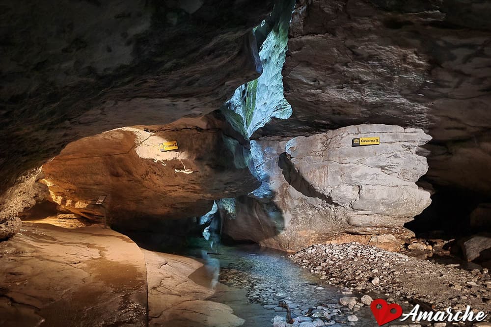 Vista interna delle Grotte di Pradis illuminata