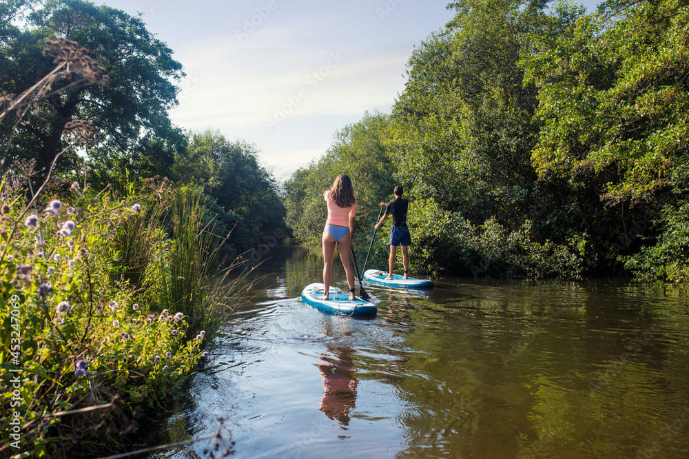 Panorama sereno del SUP lungo il corso tranquillo del Fiume Noncello a Pordenone