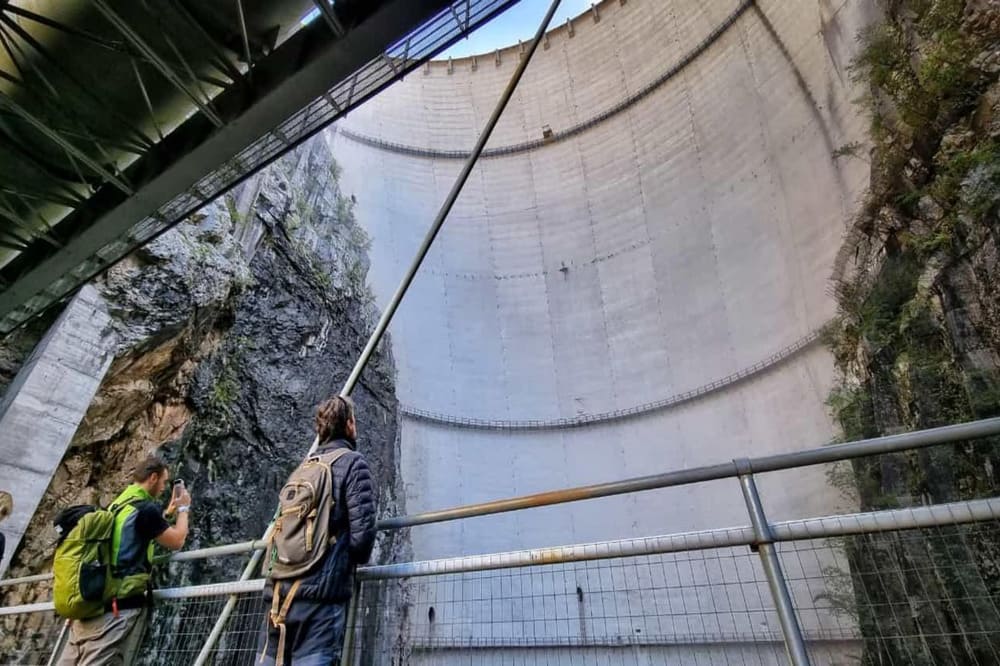 Tour guidato sul coronamento della Diga del Vajont, esperienza turistica unica
