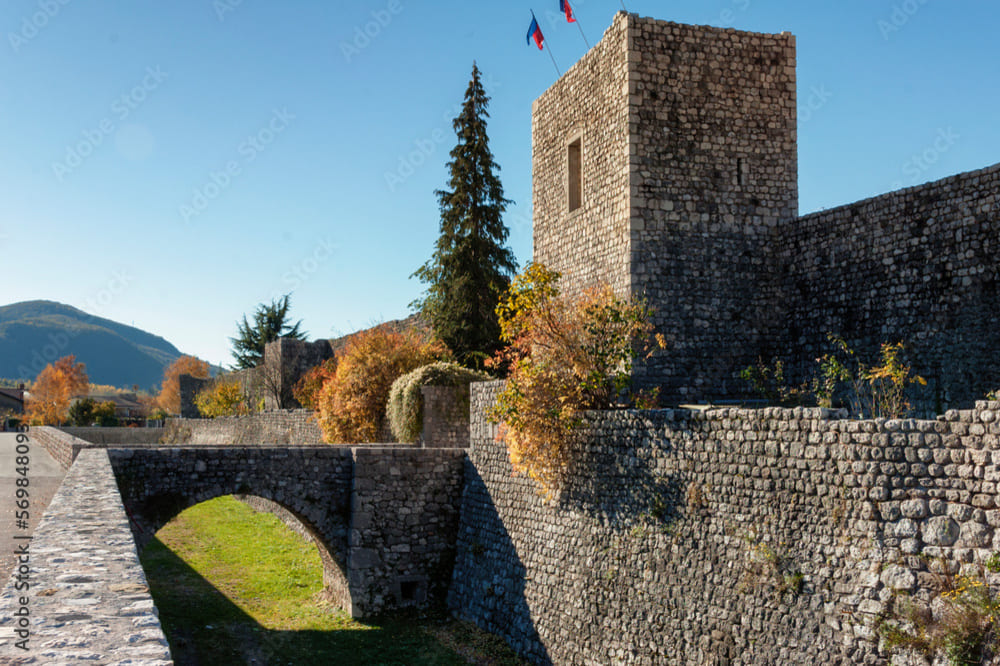Panoramica delle antiche mura medievali di Venzone, mostrando le massicce strutture in pietra e le torri di difesa che circondano la città.