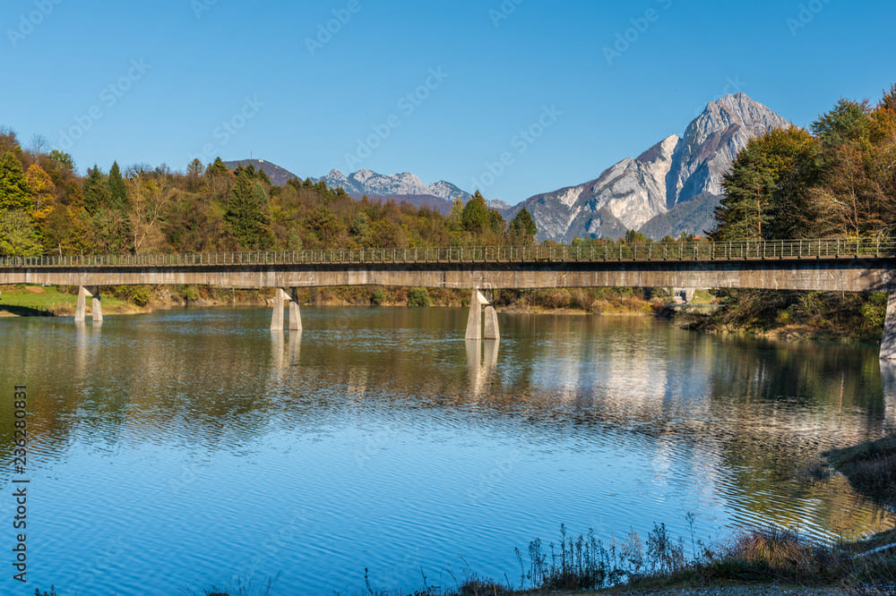 Sentiero per passeggiate intorno al Lago di Verzegnis, con vista sulle acque serene e sul paesaggio naturale circostante