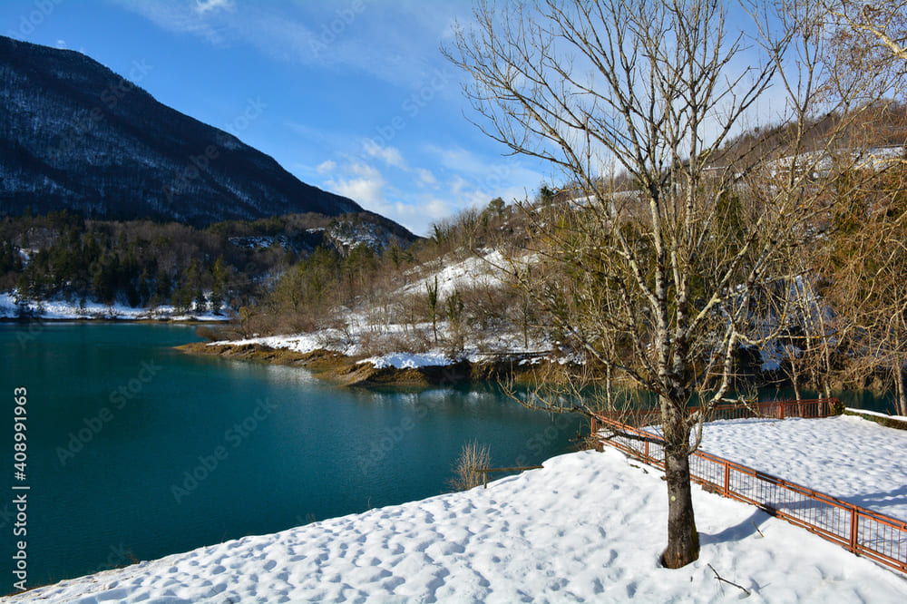 Il Lago di Verzegnis in inverno con la neve